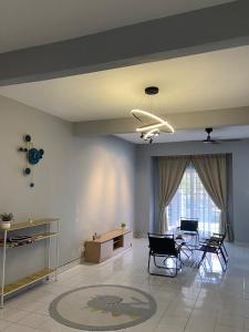 un soggiorno con sedie, tavolo e soffitto di Kajang Prima 2-story with 2 room 2 bath warm rooms a Kajang