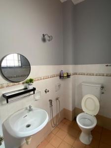un bagno con lavandino, WC e specchio di Kajang Prima 2-story with 2 room 2 bath warm rooms a Kajang Altre 12 foto