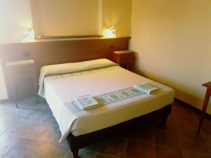 een kleine slaapkamer met een bed in een kamer bij Agriturismo Gennemara B&B in Perdaxius