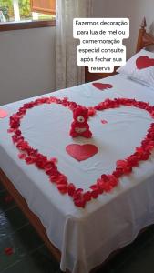 a heart shaped cake on top of a bed at Casa com piscina para até 6 pessoas com duas camas de casal e sofá-cama casal in Serra Negra