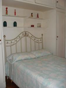 1 dormitorio con 1 cama con paredes y estanterías blancas en Brazil Cozy and Comfortable, en Río de Janeiro