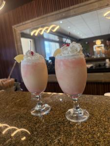 two cocktails in glasses sitting on a table at Hotel La Mansión in Río Bravo