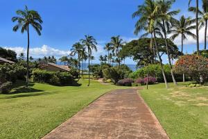 a walking path in a park with palm trees at Wailea Ekahi 17D · WEK 17D Wailea Retreat w Ocean View Pool AC in Wailea