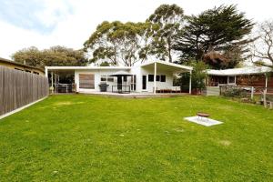 Un jardín fuera de Cherry Retro at Silverleaves - Walk to the Beach