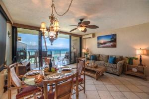カハナにあるPapakea A301 · PK A301 BeachFront Corner Condo w Ocean Views Pooのテーブルとソファのあるリビングルーム