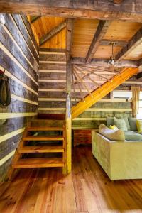 Gallery image of Honeymoon Cabin in McEwen +31 photos
