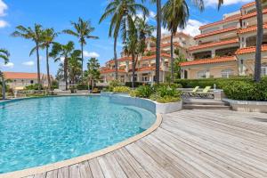 ein Schwimmbad vor einem Gebäude in der Unterkunft Palm Piscadera · Ocean Views · Pool · Beaches in Dorp Sint Michiel