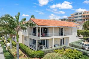 ein großes weißes Haus mit Palmen und Büschen in der Unterkunft Palm Piscadera · Ocean Views · Pool · Beaches in Dorp Sint Michiel