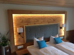 A bed or beds in a room at Sonnleiten - Guggerhof - Villa Sonnenwies