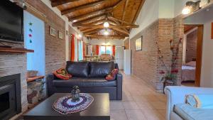 Una sala de estar con un sofá y una chimenea. en Santa Clara Mar, en Frente Mar