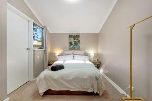 Glenungaにある4BR Home in Fullartonの白い部屋にあるベッドのある寝室