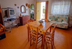a living room with a table and a couch at Dalle Grotte al Mare in Fontane Bianche