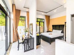 une chambre avec un lit, une table et un bureau dans l'établissement Vooc Signature Hotel Hoi An, à Hội An 37 autres photos