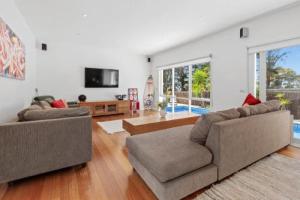 Televisyen dan/atau pusat hiburan di Villa Solare - Pet friendly Retreat with Pool and Spa