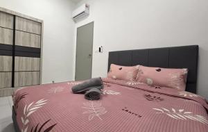 a bedroom with a pink bed with a black headboard at NEW Bt Kawan5 2BR Suite-IKEA-UOW KDU-ColumbiaAsia in Batu Kawan +49 photos