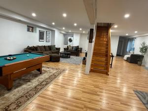 Χώρος καθιστικού στο Mountain Modern Escape - EV Charger - 5BDRM