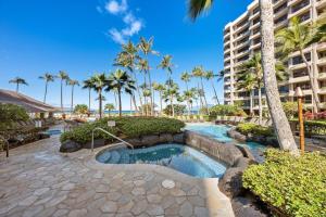 Una piscina tipo resort con palmeras y un edificio. en Kaanapali Alii 4104 · ALII 4104 Breathtaking Ocean Views 2Bedroo, en Kaanapali