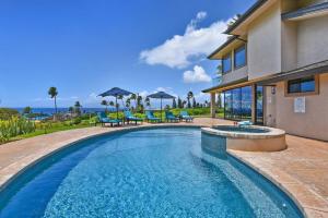 カアナパリにあるHale Nui · HALE NUI Luxury Retreat 5BD w Private Pool Hot Tubの家の前のプール
