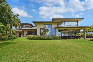 カアナパリにあるHale Nui · HALE NUI Luxury Retreat 5BD w Private Pool Hot Tubの前方の芝生の家