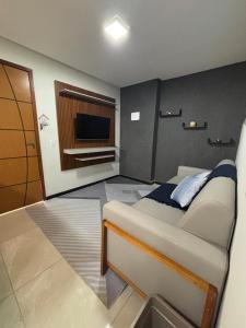una habitación de hotel con una cama y un televisor en Casa Praia da Fonte, en Guarapari 31 fotos más
