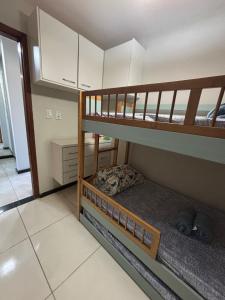 Un dormitorio con dos literas en una casa. en Casa Praia da Fonte, en Guarapari