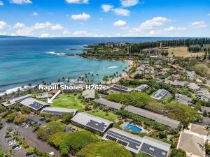 カハナにあるNapili Shores H262 · NS H262 BeachFront Condo Ocean Views Pool Hの海辺のリゾートの空中ビュー