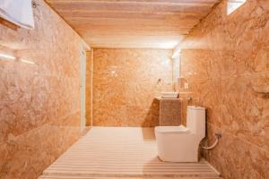 ein Badezimmer mit Toilette und Waschbecken in der Unterkunft Sand Routes Resort & Desert Camp in Sām
