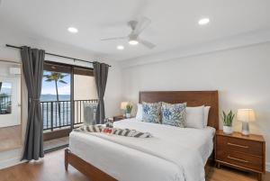 Un dormitorio con una cama grande y un balcón. en Lauloa 403 · LOA 403 Fully Remodeled Direct Oceanfront 2BD, en Wailuku 43 fotos más