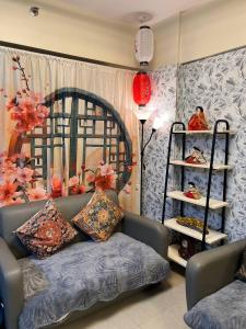 Posezení v ubytování Japan Vibe near Ayala Feliz Mall 2BR 55sqm with Veranda Netflix Pool