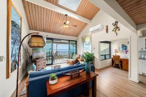 Χώρος καθιστικού στο Kahana Village 3 · KHV 3 Remodeled 2BD Condo with Oceanfront Lan