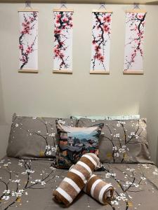 Posezení v ubytování Japan Vibe near Ayala Feliz Mall 2BR 55sqm with Veranda Netflix Pool