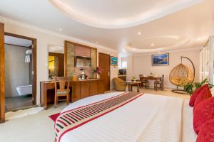 Un dormitorio con una cama grande y un comedor. en Kuti Resort & Spa, en Pokhara
