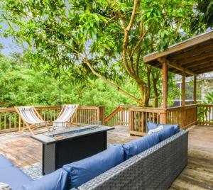 Μπαλκόνι ή βεράντα στο Heart of S Tampa- Hot Tub, Private Backyard, Fire Pit, Grill, 5 min to Beach