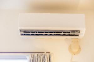 - la climatisation sur le mur d'une pièce dans l'établissement オーシャンビュー窓から見える景色を思い出に the琉球タワー10E, à Yonabaru