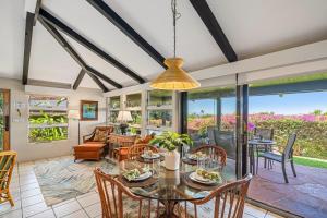 a dining room with a table and chairs at International Colony Club 43 · ICC 43 Spacious 2BD Cottage Walk in Lahaina