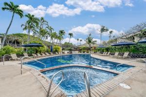 カハナにあるNapili Shores H262 · NS H262 BeachFront Condo Ocean Views Pool Hの- リゾート内のスイミングプール(椅子、パラソル付)