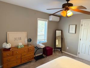 Ένα ή περισσότερα κρεβάτια σε δωμάτιο στο Mountain Modern Escape - EV Charger - 5BDRM