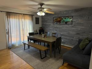 Χώρος καθιστικού στο Mountain Modern Escape - EV Charger - 5BDRM