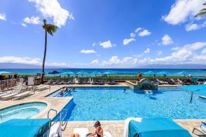 ラハイナにあるWhaler 712 · WHA 712 Kaanapali OceanFront Condo w Ocean Viewsの海が見えるプール