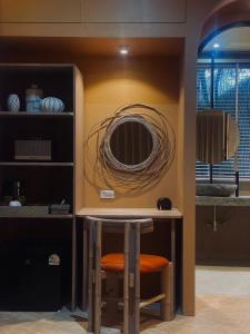 una mesa con una silla y un espejo en la pared en Lazula, en Ban Pok Nai