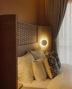 1 dormitorio con 1 cama con cabecera y almohadas en Lazula, en Ban Pok Nai 6 fotos más