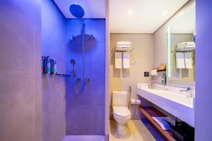 a bathroom with a shower and a toilet and a sink at Grand Mercure SP Itaim Bibi in Sao Paulo