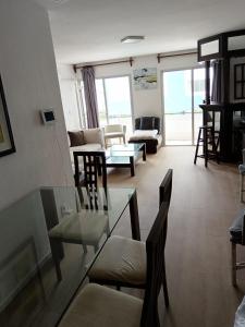 a living room with a glass table and chairs at Excelente apartamento Chesterfield in Punta del Este