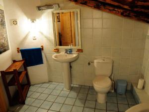A bathroom at Casa El Volaero