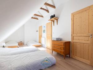 Un pat sau paturi într-o cameră la Maison de village rénovée pour 12 pers avec jardin et jacuzzi proche Loudenvielle - FR-1-695-89