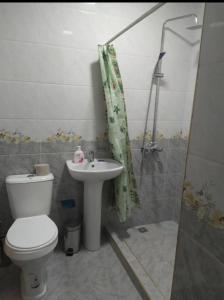 Ванная комната в Caravan Hostel +41 фотография
