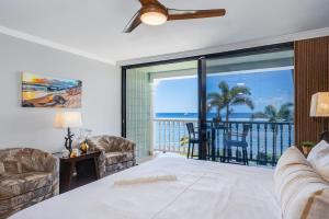 Una sala de estar con vista al mar. en Lahaina Shores 215 · LS 215 Direct Beachfront Views Remodeled St, en Lahaina 42 fotos más