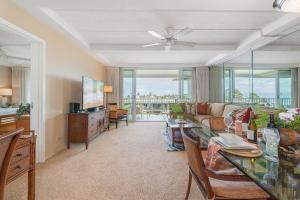 un salon avec un canapé et une table dans l'établissement Whaler 712 · WHA 712 Kaanapali OceanFront Condo w Ocean Views, à Lahaina