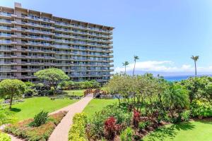 ラハイナにあるWhaler 712 · WHA 712 Kaanapali OceanFront Condo w Ocean Viewsの庭と海のある大きなアパート