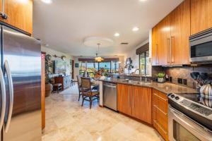Η κουζίνα ή μικρή κουζίνα στο Kaanapali Plantation 57 · KPL 57 Hillside Haven | AC + BeachView
